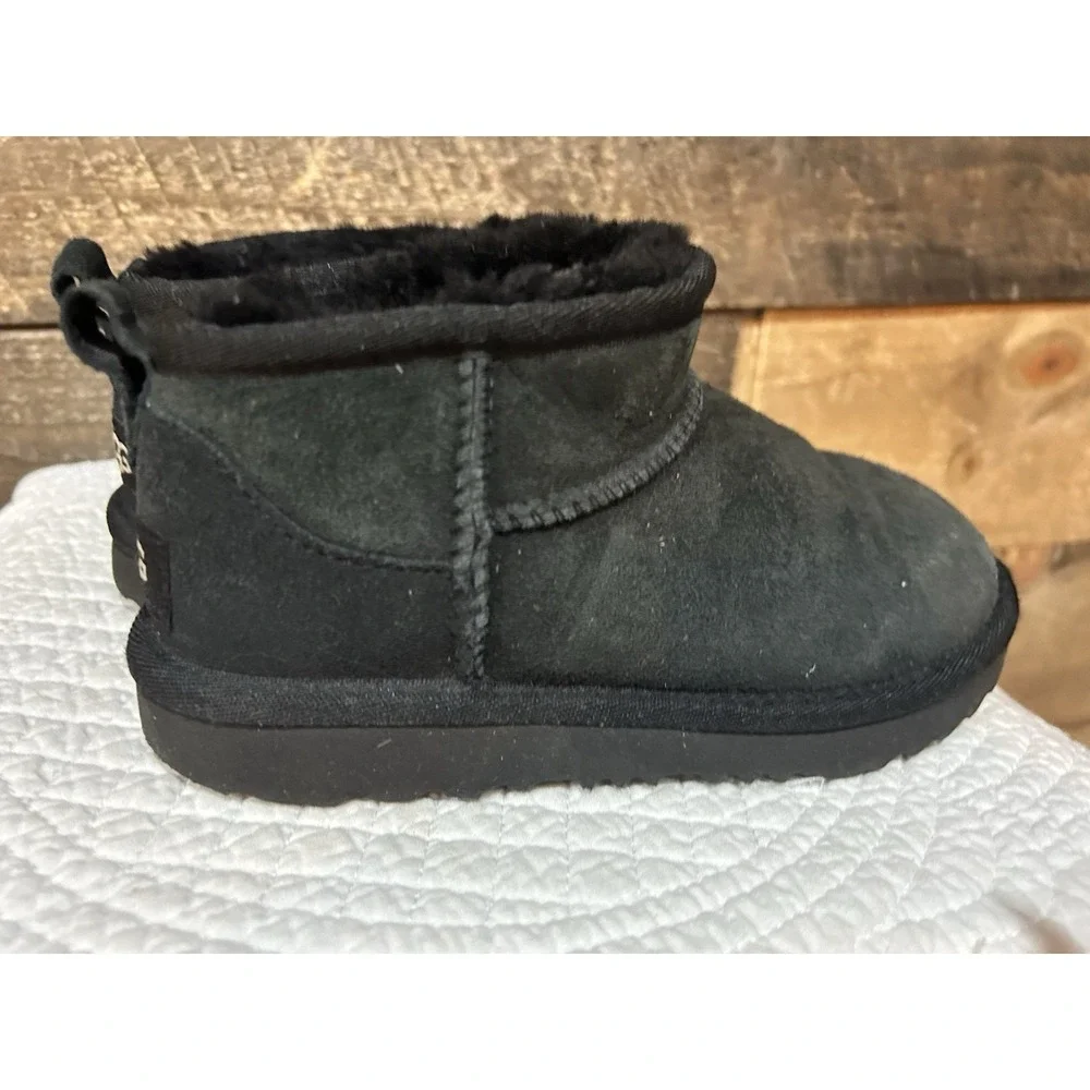 UGG Classic Ultra Mini Kids‎ Mini Boots Sz 13 Black Suede Soft Comfort Slip On